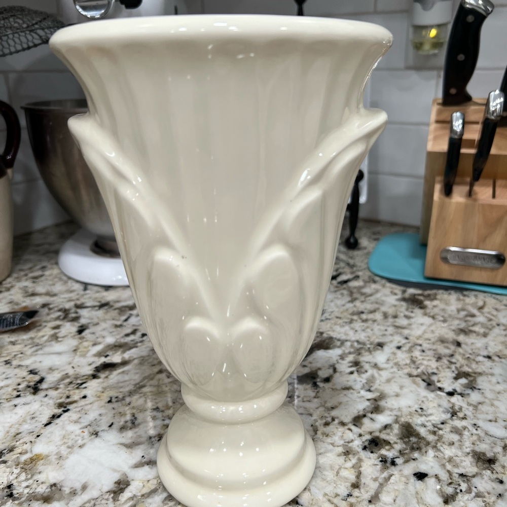 HAEGAR FLORAL POTTERY Vintage IVORY GLAZED SCALLOPED VASE 1999